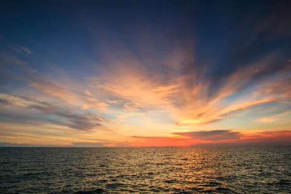Liggande solnedgång havsvågor — Stockfoto
