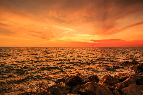Dalgalar günbatımı deniz manzara — Stok fotoğraf