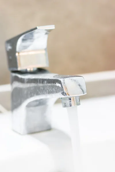 Spritzwasser aus dem Wasserhahn — Stockfoto