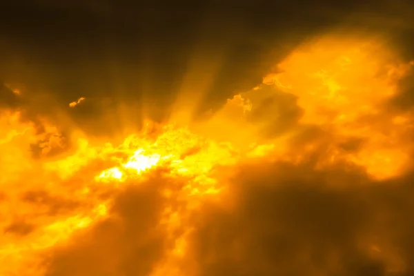 Dunkle Wolken mit Lichtstrahlen — Stockfoto