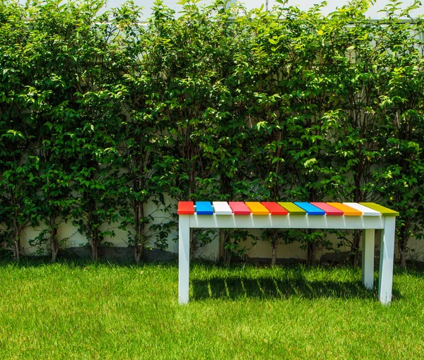 Houten bench in tuin — Stockfoto