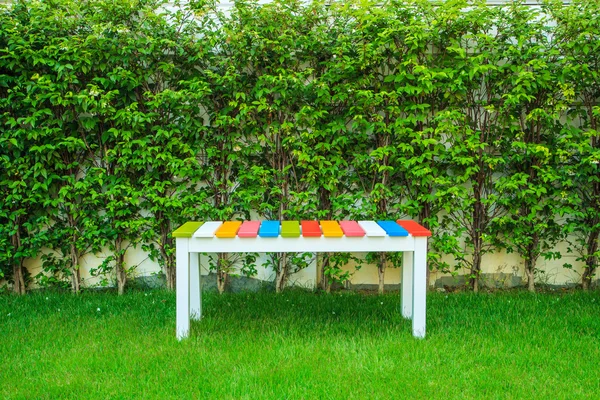 Banco de madera en el jardín — Foto de Stock