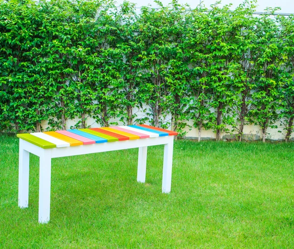 Houten bench in tuin — Stockfoto