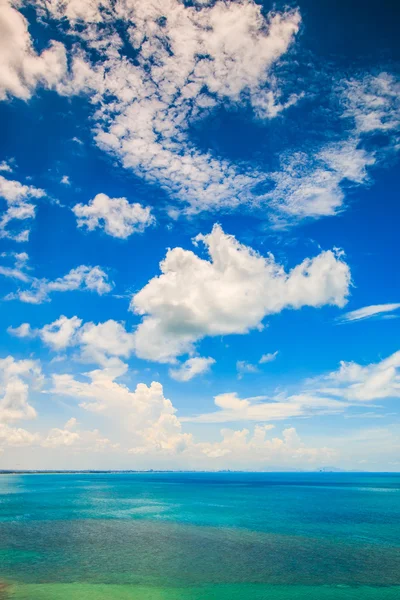 Голубое море и облака — стоковое фото