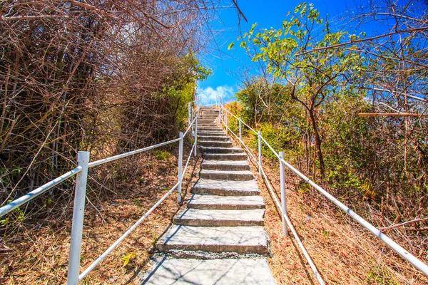 Camino de la escalera cuesta arriba — Foto de Stock