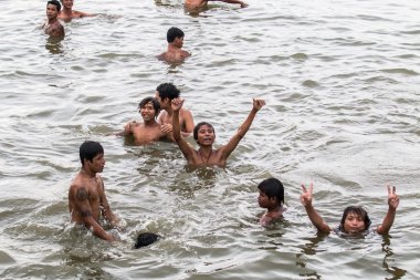 Myanmar çocuklar suda oynarken