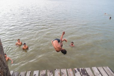 Myanmar çocuklar suda oynarken