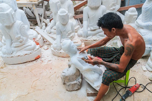 Карвер з мармурова статуя Будди — стокове фото