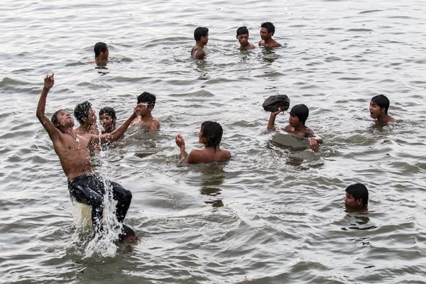 Myanmar bambini che giocano in acqua — Foto Stock