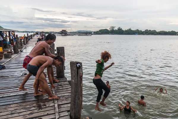 Myanmar children playing in water — Stock Photo, Image