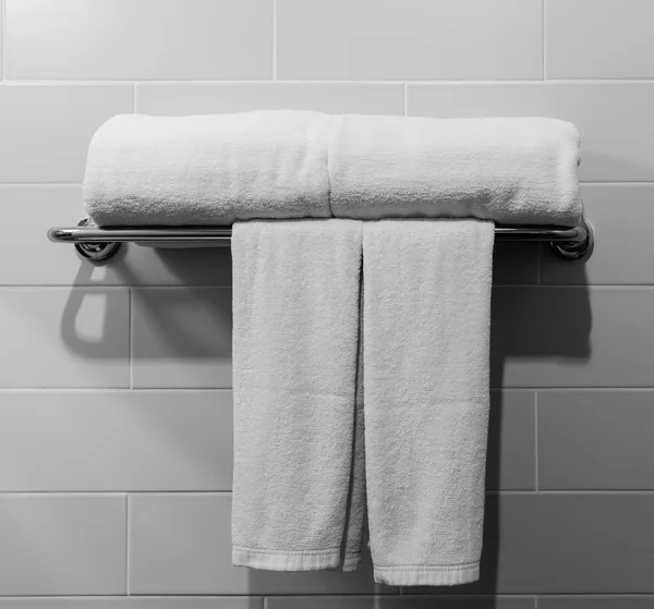 Ванная комната белое полотенце — стоковое фото