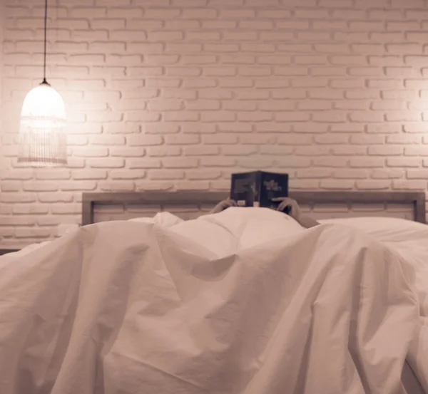 Mulher na cama livro de leitura — Fotografia de Stock