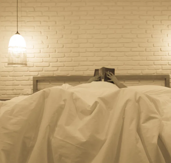 Frau im Bett liest Buch — Stockfoto