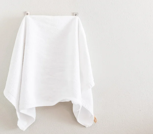 Badkamer witte handdoek — Stockfoto