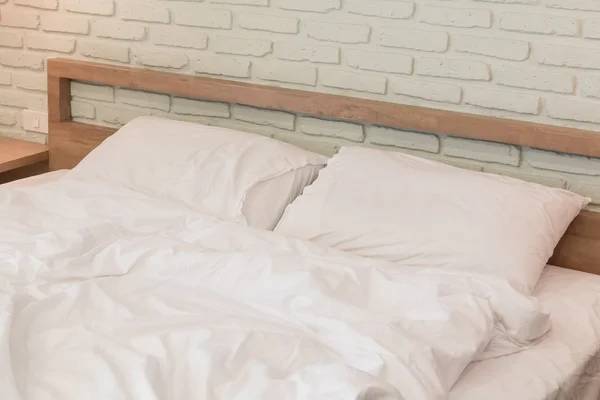 Порожнє ліжко та подушки — стокове фото