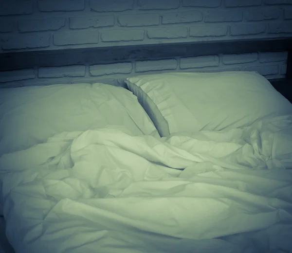Tom säng och kuddar — Stockfoto