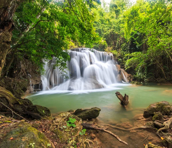 Wodospad w kanchanaburi, Tajlandia — Zdjęcie stockowe