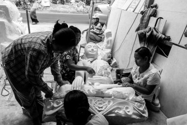 Carver'ın mermer Buda heykeli ile