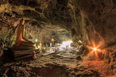 Krasae mağara ve Buda heykelleri vurgulamak