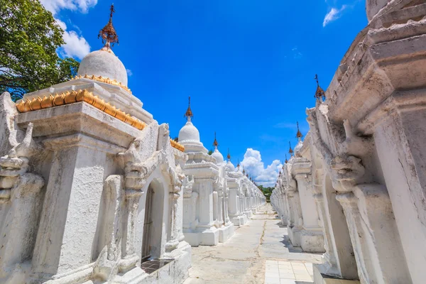 Simgesel Yapı Kuthodaw Mandalay tapınakta — Stok fotoğraf