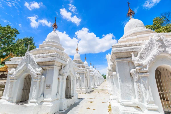 Punto di riferimento tempio Kuthodaw a Mandalay — Foto Stock