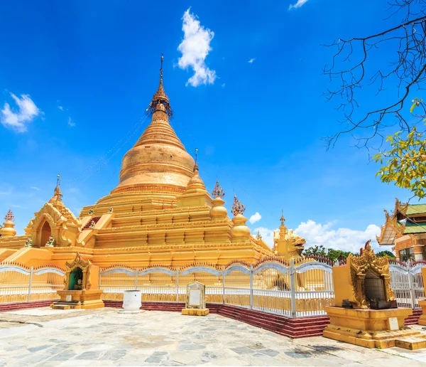 Wahrzeichen Kuthodaw Tempel bei Mandalay — Stockfoto