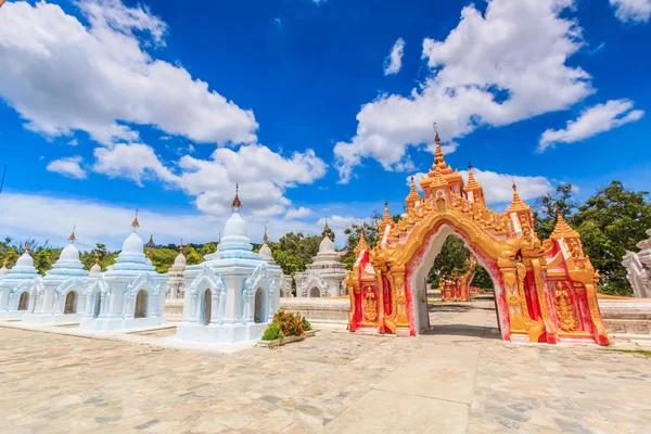 Punto di riferimento tempio Kuthodaw a Mandalay — Foto Stock