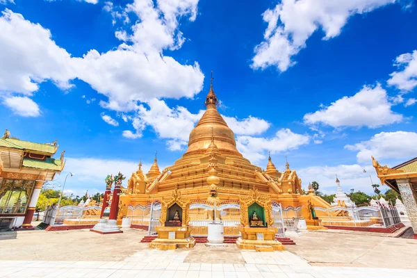 Wahrzeichen Kuthodaw Tempel bei Mandalay — Stockfoto