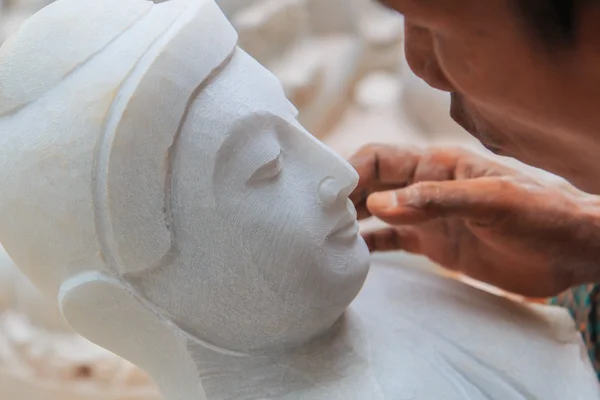 Escultor com estátua de Buda de mármore — Fotografia de Stock