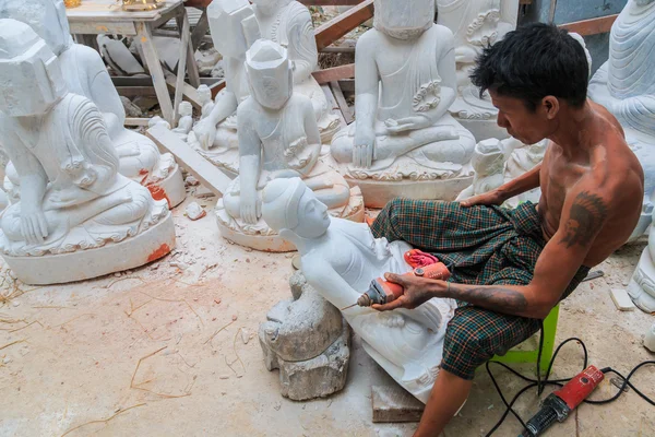 Tallador con estatua de mármol de Buda — Foto de Stock