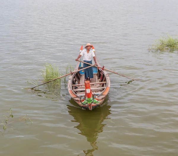Człowiek w łodzi w Myanmar — Zdjęcie stockowe