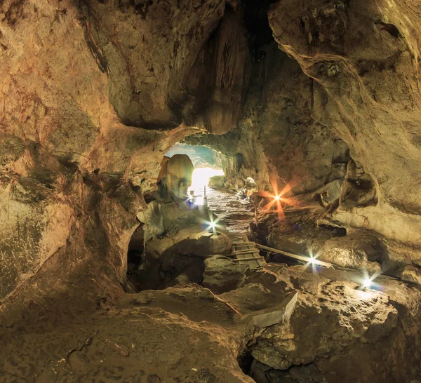 Resalte las estatuas de krasae cave y buddha — Foto de Stock