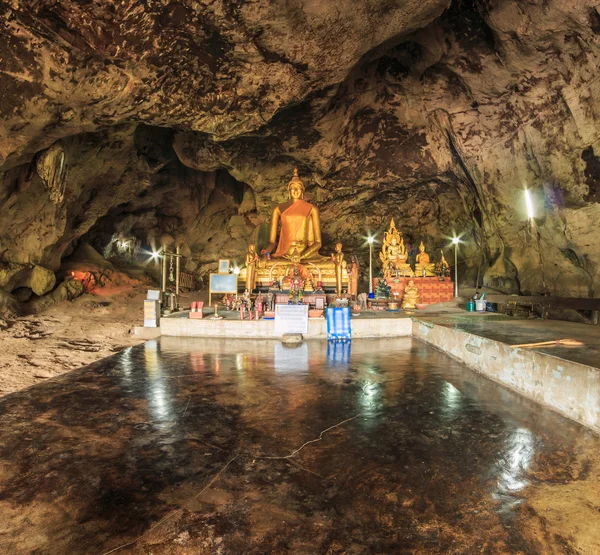 Markeer krasae grot en de buddha beelden — Stockfoto