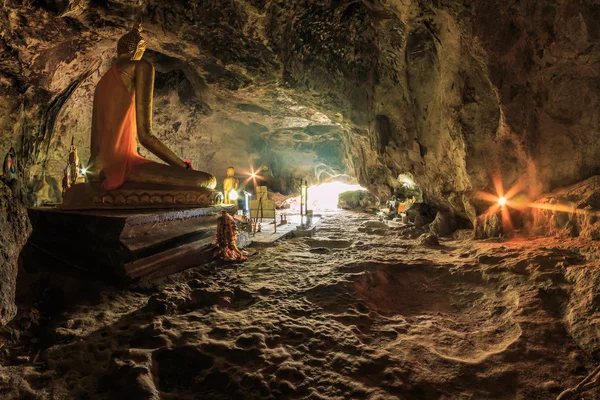 Destacar la cueva de krasae y buddha — Foto de Stock