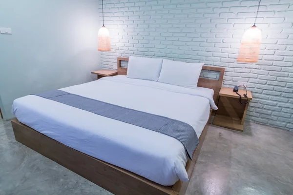 Пустая кровать в номере — стоковое фото