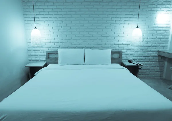 Порожнє ліжко в кімнаті — стокове фото