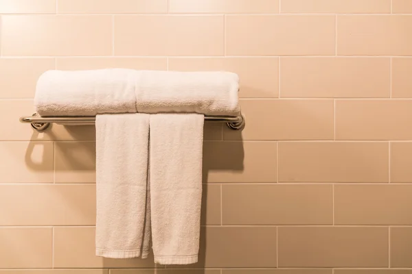 浴室白色毛巾 — 图库照片