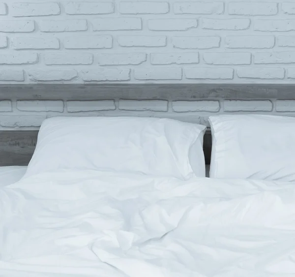 Cama y almohadas en la cama —  Fotos de Stock