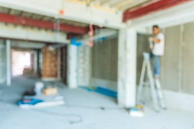 İnşaat alanı üzerinde çalışır