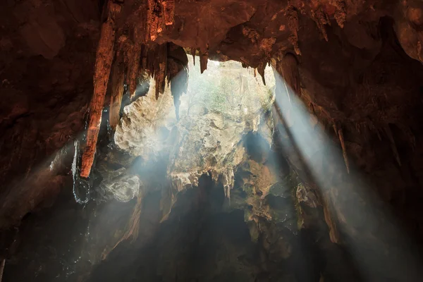 Feixe solar na caverna — Fotografia de Stock