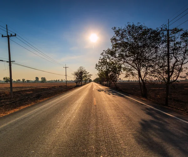 道路の上の日の出 — ストック写真