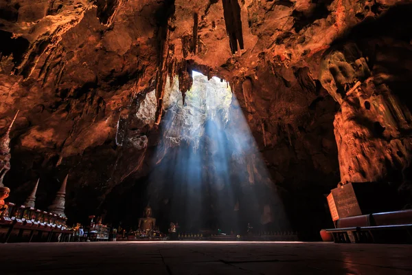 Caverna e sol em phetchaburi — Fotografia de Stock