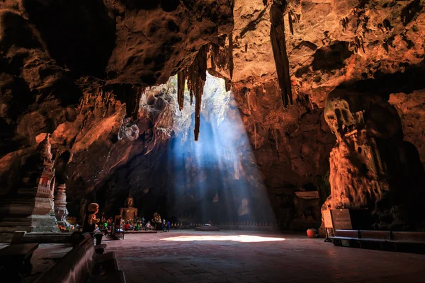 Caverna e sol em phetchaburi — Fotografia de Stock