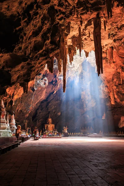 Cave och solen i phetchaburi — Stockfoto