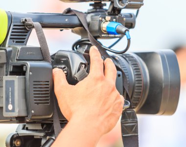 Fotoğrafçı profesyonel fotoğraf makinesi ile çalışma