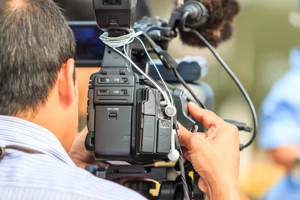 Fotograf arbeitet mit professioneller Kamera — Stockfoto