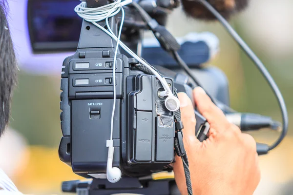 Fotógrafo trabalhando com câmera profissional — Fotografia de Stock