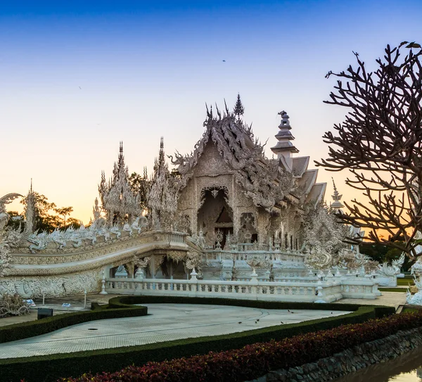 Wat Rong Khun Thaimaan temppeli — kuvapankkivalokuva
