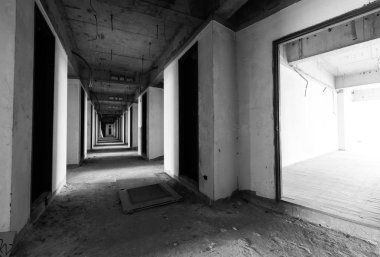 Terk edilmiş binada koridor