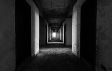 Terk edilmiş binada koridor